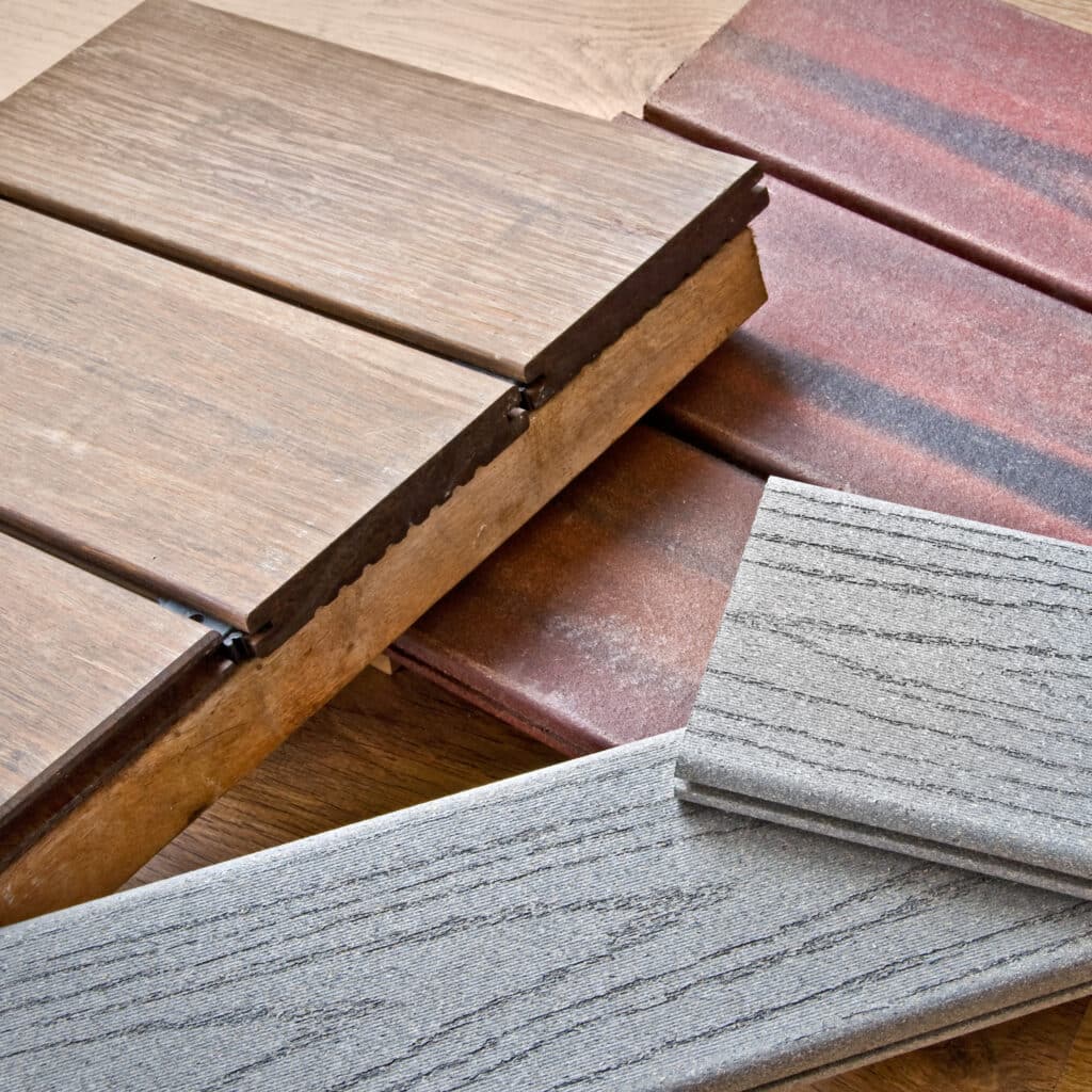 Échantillons lames terrasse composite bois couleurs Échantillons de lames de terrasse composite et bois : brun, rouge bordeaux et gris texturé, montrant les profils d'assemblage.